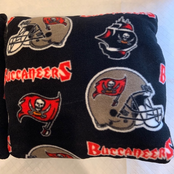 Tampa Bay Buccaneers Logo Helmet Flag Pattern Fleece Pillows Set of Two 13"x13" - Picture 7 of 15